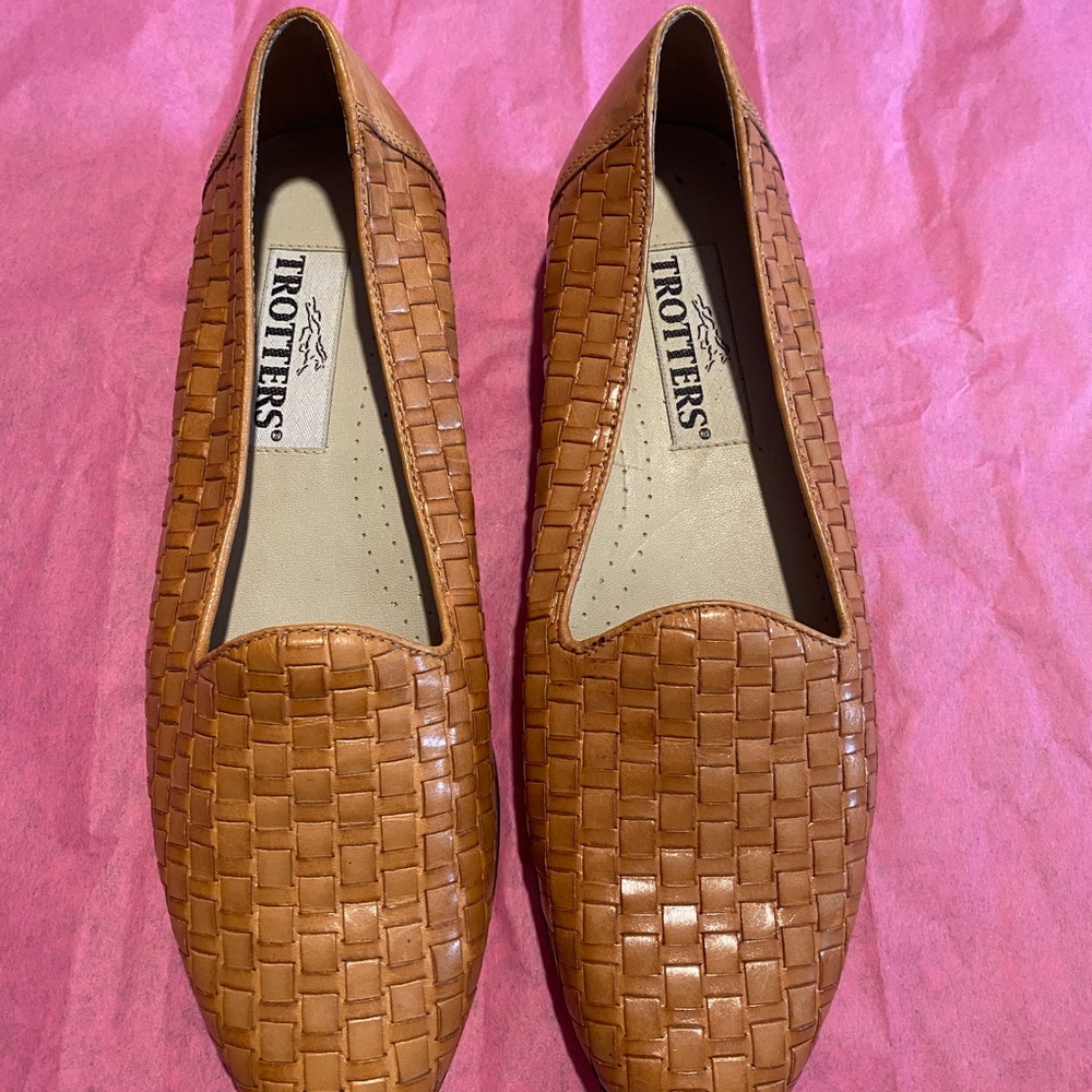 Trotters Vintage Women's Tan Woven Loafers